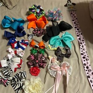 Bundle of 22 bows and bow hanger with dog on top